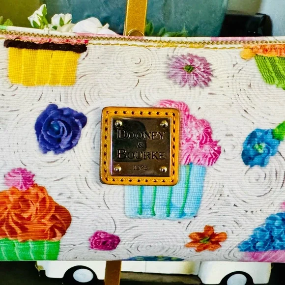 Dooney & Bourke Colorful Cupcake Barrel Bag white & tan leather silver EUC - Picture 16 of 16